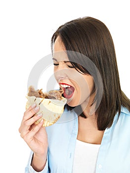 Attraente giovane donna mangiare 