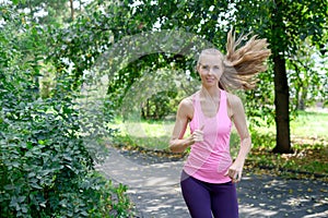 Attractive young woman jogging on park trail. healthy lifestyle concept