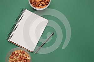 Count calories of healthy food snecks: oatmeal, nuts, almonds