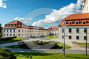 Atypický pohled na Bratislavský hrad z přední zadní části zámecké zahrady