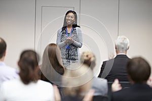 Publikum tlieskali reproduktor po konferencia predstavenie 