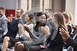 Pubblico hanno applaudito altoparlante dopo conferenza prestazione 