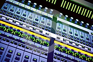 Audio mixing console