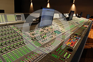 Audio mixing console
