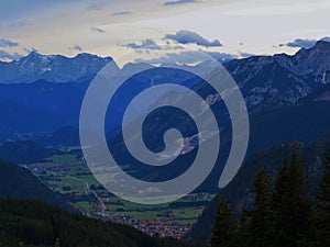 Ausblick auf sonnige AllgÃÂ¤uer Alpen NÃÂ¤he FÃÂ¼ssen, Bayern