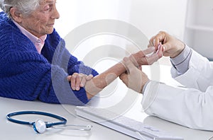 Auscultation senior woman for wrist pain