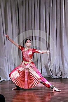Aruna Kharod performing bharatanatyam classical dance in Blanton Museum of Art.