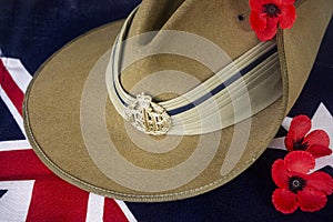 Australian diggers slouch hat and flag with poppies. photo
