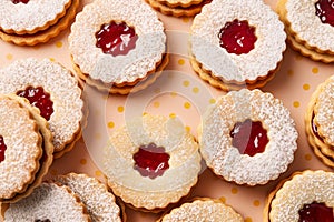 Tradicional galletas pasteles a mermelada relleno 