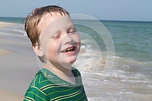 Autistický chlapec teší pláž 