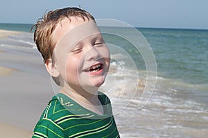 Autista chico feliz Playa 