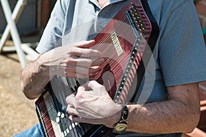 Auto-harp musical instrument with plucked strings
