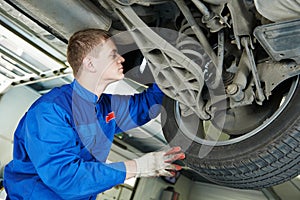 Auto mechanic at car brake shoes eximining