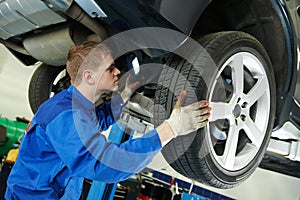 Auto mechanic at car brake shoes eximining