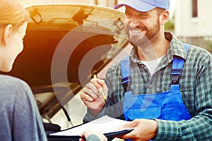 Auto mechanic and car owner signing contract