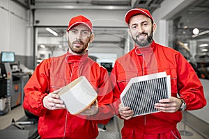 Auto mechanic with new and used car air filter