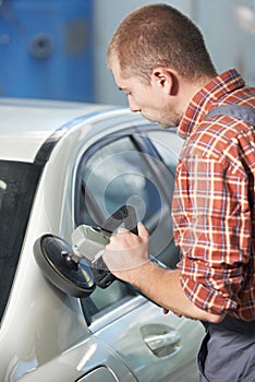 Auto mechanic polishing car body