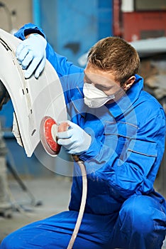 Auto mechanic polishing car body