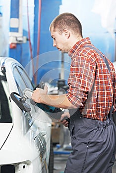 Auto mechanic polishing car body