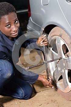 Auto mechanic removes the tire from a car.
