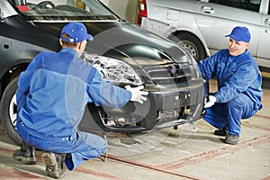 Auto mechanic repair car body