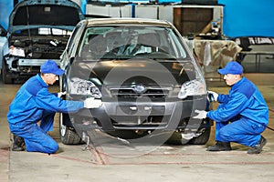 Auto mechanic repair car body