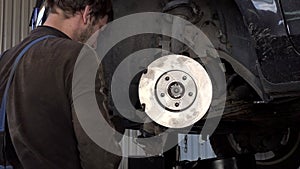 Auto mechanic strengthen car brake discs and pads