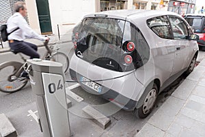 Autolib charging Paris