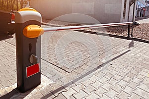 Automatic barrier that closes the passage to paid parking