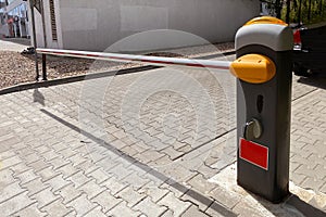 Automatic barrier that closes the passage to paid parking