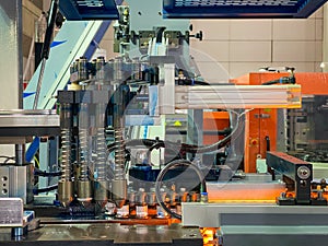 Automatic bottle-making machine working