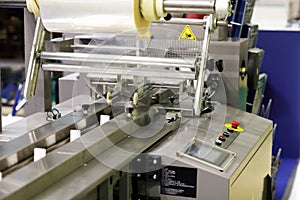 Automatic cellophane food packaging equipment