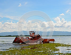 Automatic cleaning ship are removing water hyacin