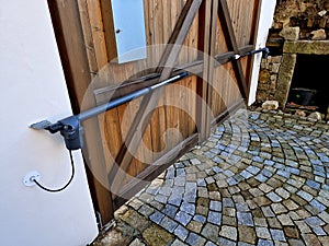 automatic closing with adjustable delay Possibility of opening