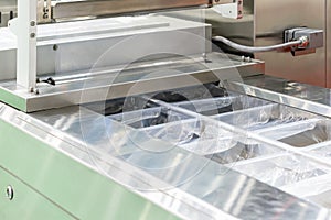 Automatic and continuous stretch film vacuum food sealing and packing machine in food industrial