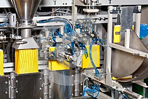 Automatic conveyor in the food industry for packaging bulk products