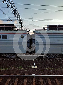 Automatic coupling between two cars at the railway station