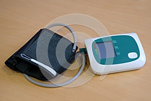 Automatic digital blood pressure monitor device. Pressure gauge