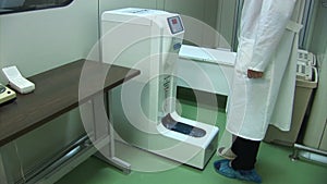 Automatic dressing medical shoes (shoe covers)