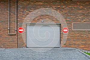 Automatic electric roll-up garage gate for departure