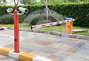 Automatic gate barrier