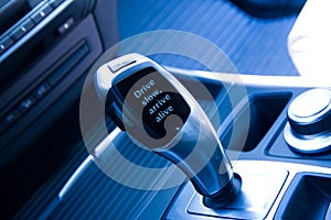 Automatic gear knob with appeal against fast driving