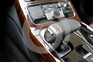 Automatic gear shift handle