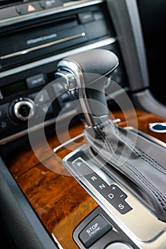 Automatic gear shift handle