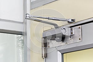 Automatic hydraulic leaver hinge door