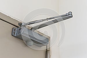 Automatic hydraulic leaver hinge door closer holder