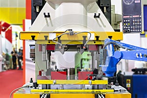 Automático hidráulico para presionar prensado máquina para presionar moho o morir abrazadera una carta formativo en fabricación ensayo en 