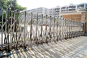 Automatic iron gate