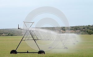 Automatic irrigation sprinkler pivot