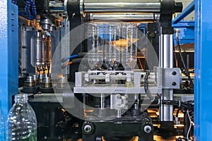 The automatic plastic bottle blowing machine making the PET bottle.